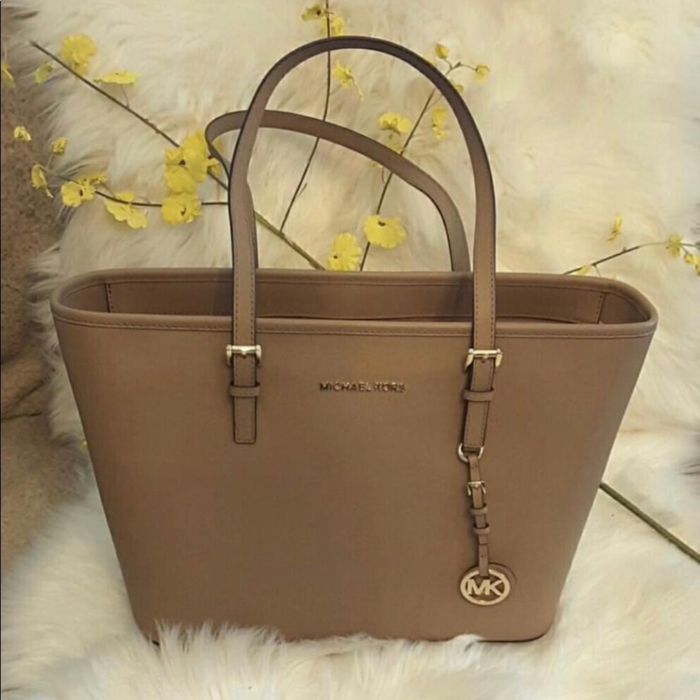 NWT. Michael Michael Kors JET SET TRAVEL TOTE.